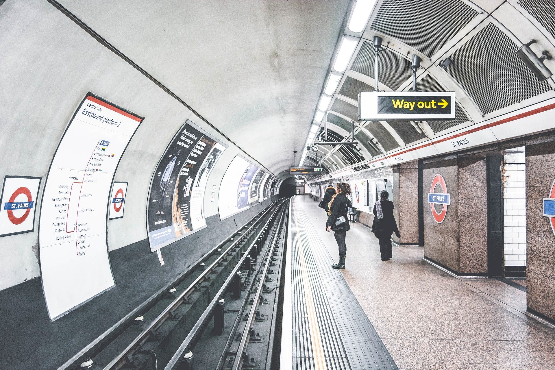 Tunnelbanan i London med exitskylt 